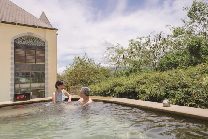 The outdoor pools of the Water Park are filled with Ruisui’s prized golden hot spring water, while the green park lets pets run and play freely. (2)