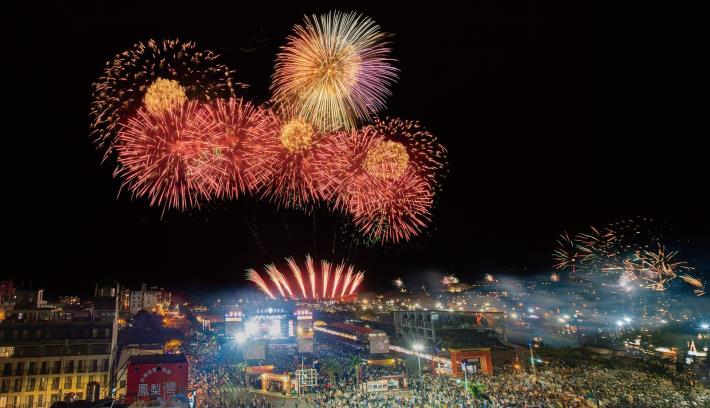 Brilliant performances and dazzling fireworks bring the New Year’s atmosphere to its peak._結果