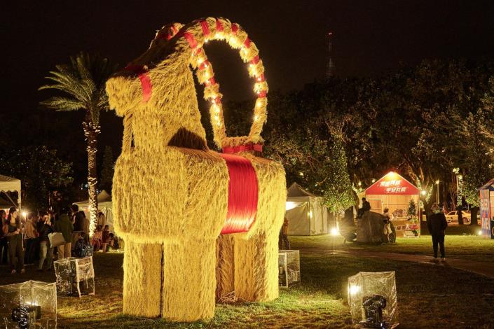 Families gather for live biblical story performances, celebrating the spirit of Christmas together._結果