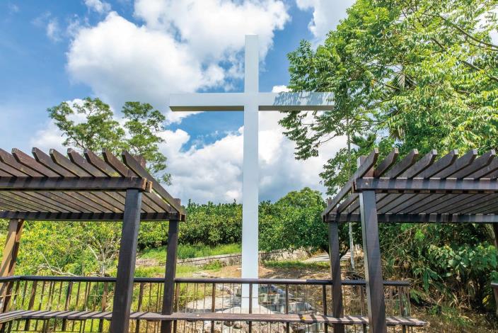 The Stations of the Cross trail in Olaw winds upward along stone steps, with each turn representing a stage of Christ’s Passion. At the summit, a towering cross ma_結果