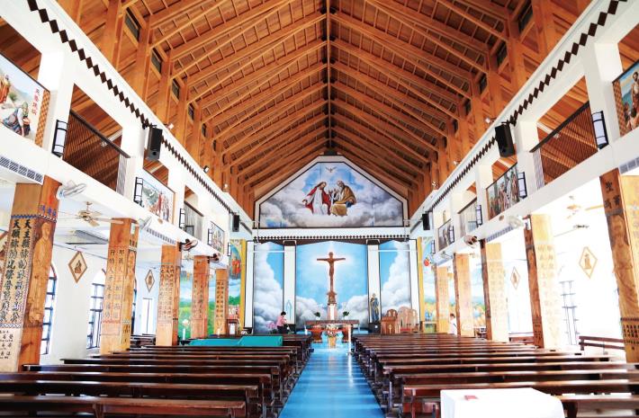 Inside Futian Catholic Church, stained-glass windows depict stories from the Bible, while its white spire stands as a beacon of faith for the local community._結果