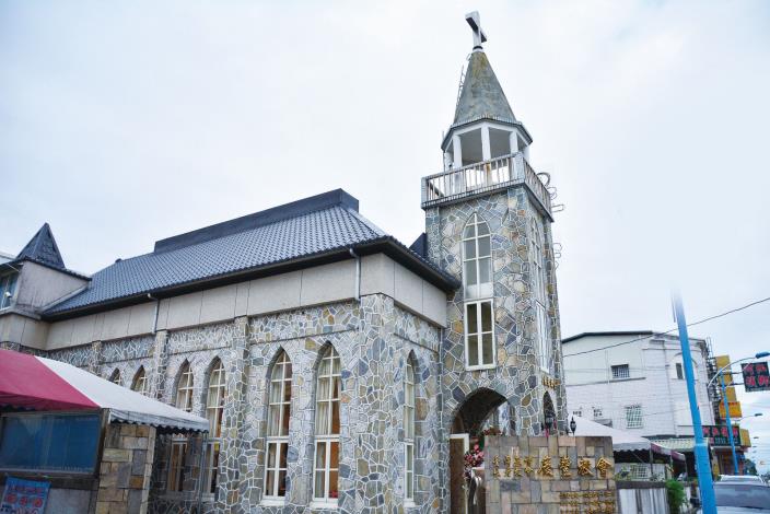The church’s distinctive stone façade makes it a standout landmark in the area._結果