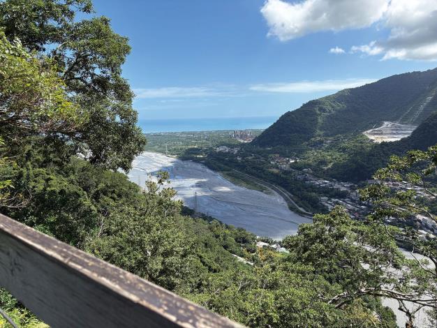 The Dekalun Trail, located outside the controlled area, is beloved by domestic and international visitors. Its rest platforms provide clear views of the canyon sc_結果