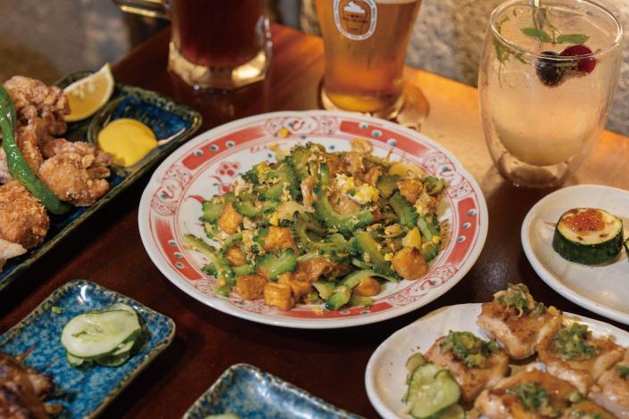 With its extensive menu, Old Times Yakiniku & Sake is perfect for travelers looking to relax and enjoy a leisurely meal, whether it’s the Okinawan-style bitter mel_結果