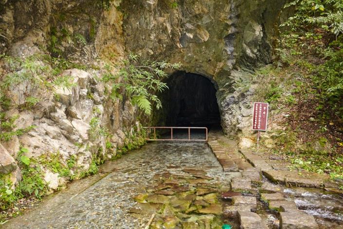 A Unique Cave on the Baiyan Trail 3