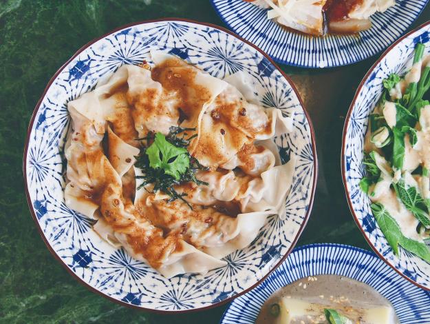 ラー油ワンタンと鶏スープ麺は、鳳林の青唐辛子漬けがアクセント。