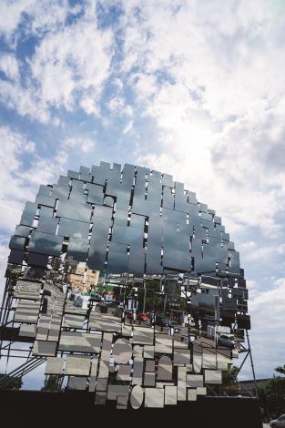 제2회 행사의 설치예술 《거울》 팀은 주민들로부터 사용하지 않는 거울을 수집해 일출 관광 샹셰대로에 화렌의 새로운 명물을 만들었습니다