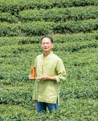 차의 달인 천치홍이 금상을 수상하기까지의 길은 그의 차만큼이나 감미로움으로 가득 차 있습니다