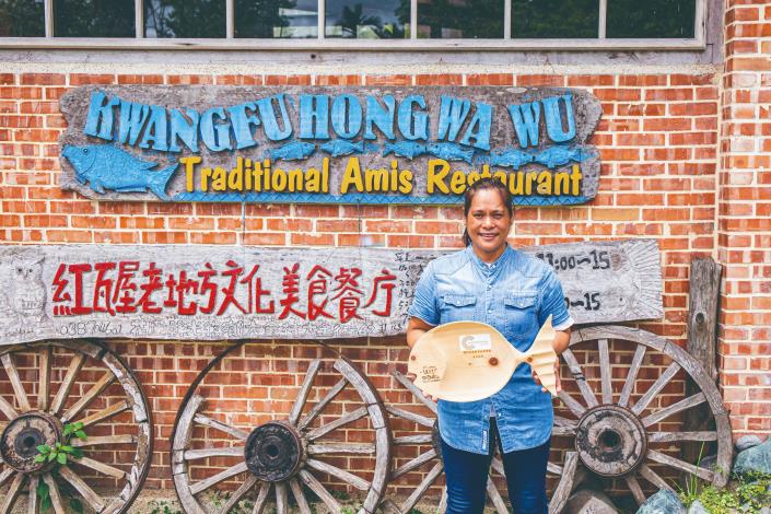 요리사 린펑팅은 주방용 칼과 조각용 칼을 가지고 있어 식당 곳곳에서 그녀의 작품을 볼 수 있습니다