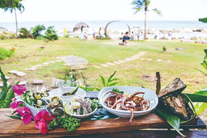 지역의 식재료로 만드는 신선한 해산물, 원주민은 산과 바다에서 나오는 식재료로 음식 문화를 보여 줍니다
