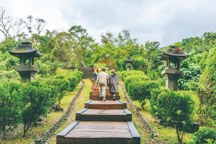 위리 신사의 참배길을 따라 위로 올라가면 양쪽으로 「봉헌」, 「봉납」이 써있는 석등롱을 볼 수 있고, 길게 이어진 계단의 끝이 바로 신사 본전의 유적입니다