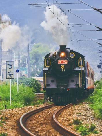 철도 매니아들 사이에서 「증기 기관차의 왕」이라는 별명을 가진 CK124가 마치 여행자가 과거로 돌아간 듯 지안 기차역에서 1 km 거리에 불과한 텐푸 기차역을 천천히 지나가고 있습니다. (사진 린자옌)
