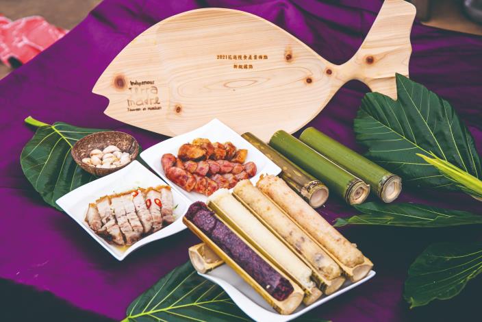 둥다먼 야시장에서는 위안옌 바비큐의 날치알 마가오 소시지, 죽통밥 및 껍질이 바삭한 산돼지고기를 반드시 맛보아야 하며, 포장 서비스도 가능합니다