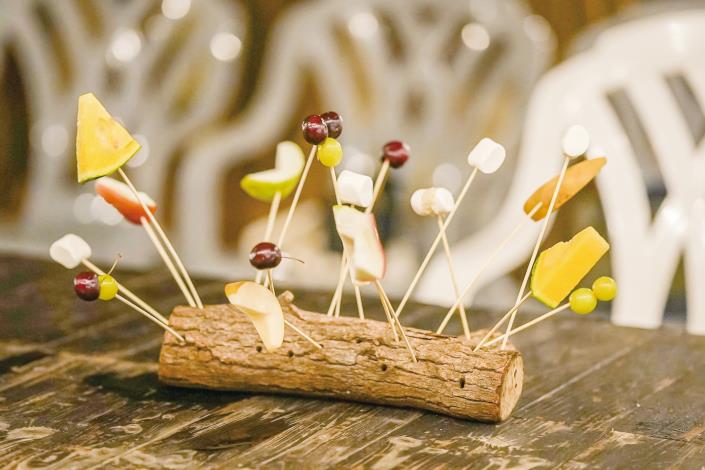 즉석에서 조리한 화렌의 특색있는 원주민 요리를 즐길 수 있고 , 식사 후의 마치 동화 속 비경에 온 것처럼 다양하고 흥미로운 디저트는 맛있고도 유쾌합니다 