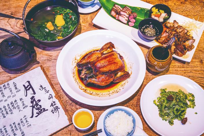 시그니처 숯불구이 매실 닭고기 요리와 기타 반드시 맛보아야 할 요리는 한 번 맛보면 그 맛을 잊을 수 없는 별미입니다