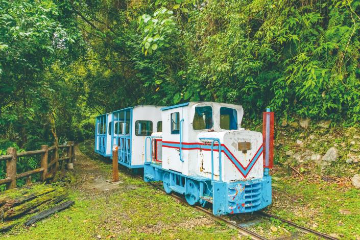 과거 츠난의 화려했던 임업 발전 역사를 증명하는 파란색과 흰색의 붕붕열차는 오늘날 많은 여행객들이 사진을 찍기 위해 발걸음을 멈추는 곳입니다