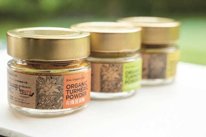 SIVA ORGANIC LIFE에서 생산한 유기농 강황 가루는 다른 제품보다 높은 커큐민 함량을 자랑합니다