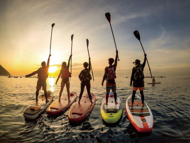 고요한 바다 위에서 '칭수이 절벽 SUP'를 즐기며 황금빛 아침 해를 맞으면 대자연과 함께하는 감동과 로맨틱한 분위기를 동시에 느낄 수 있습니다. 사진／Brothers Hangout 제공_結果